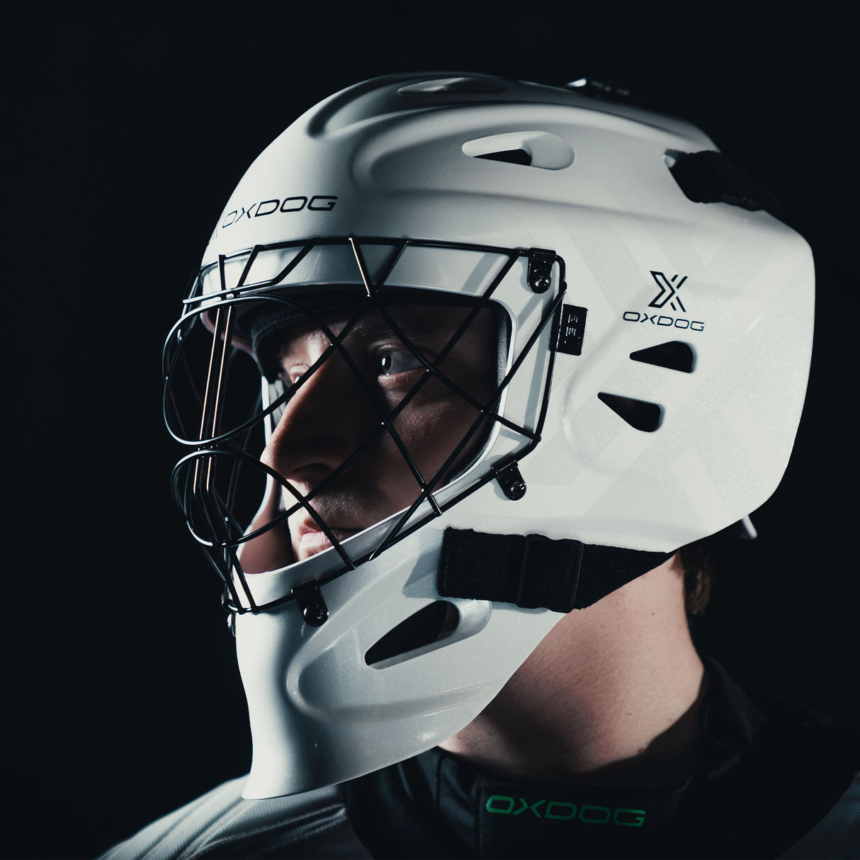 Maalivahti Oxdog XGuard -maskissa viistosti kuvattuna, musta ristikko