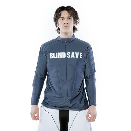Maalivahti Blindsave Lite -panssaripaidassa edestä, tikattu rintapanssari