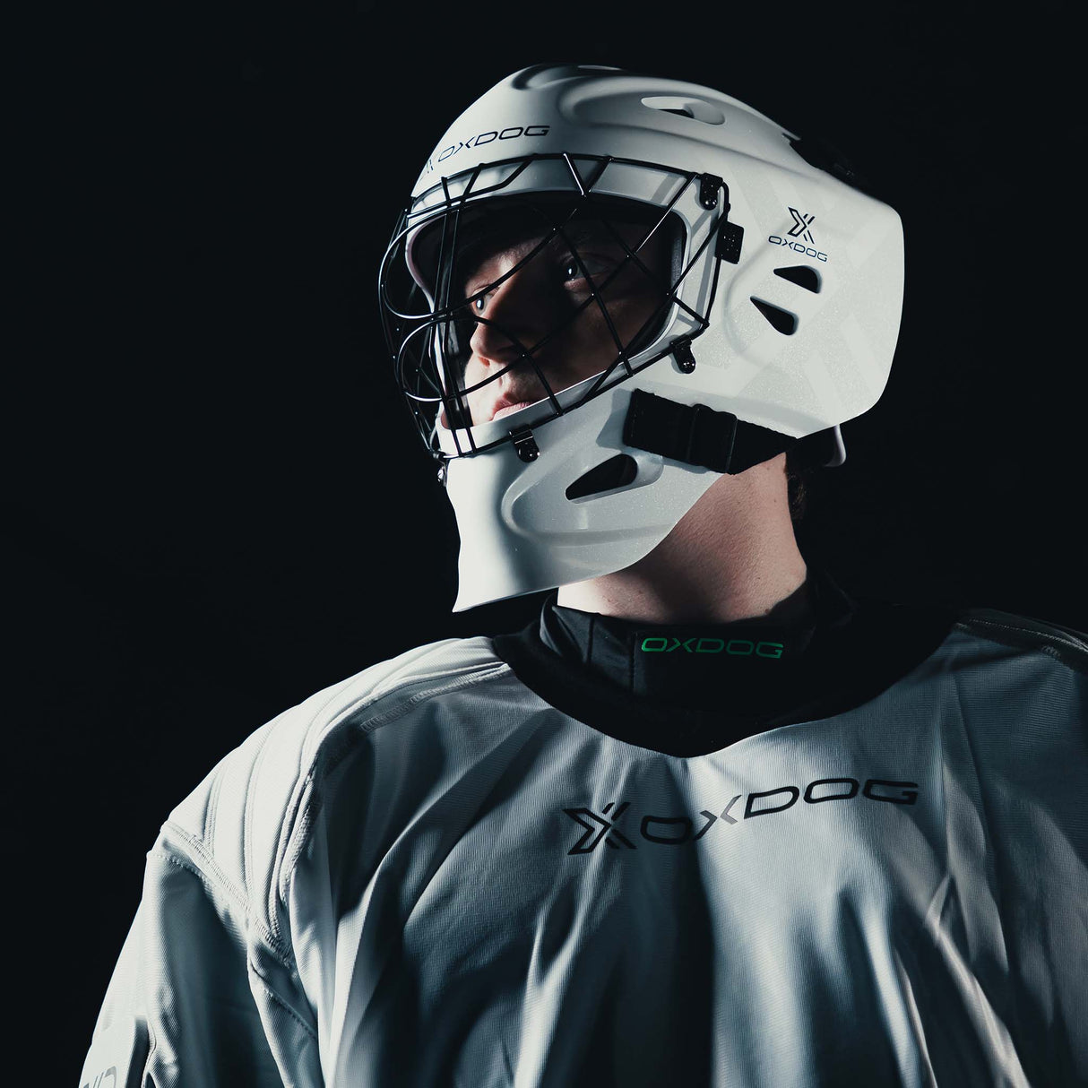 Maalivahti katsoo ylös valkoisessa Oxdog XGuard -maskissa