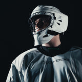 Maalivahti katsoo ylös valkoisessa Oxdog XGuard -maskissa