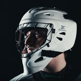 Maalivahti Oxdog XGuard -maskissa viistosti kuvattuna, musta ristikko