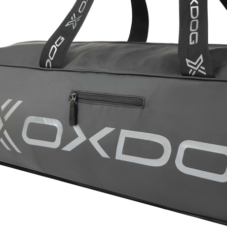Lähikuva Oxdog Boost -varustekassin juniorille vetoketjutaskusta ja logosta